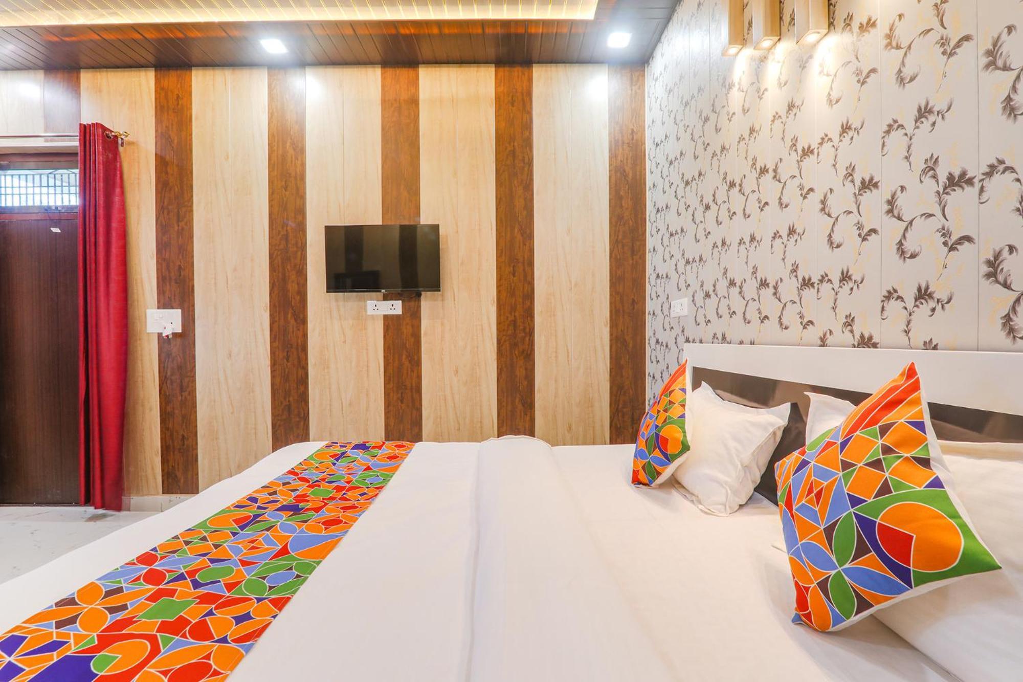 Fabhotel Uma Yugul Ayodhya Bagian luar foto