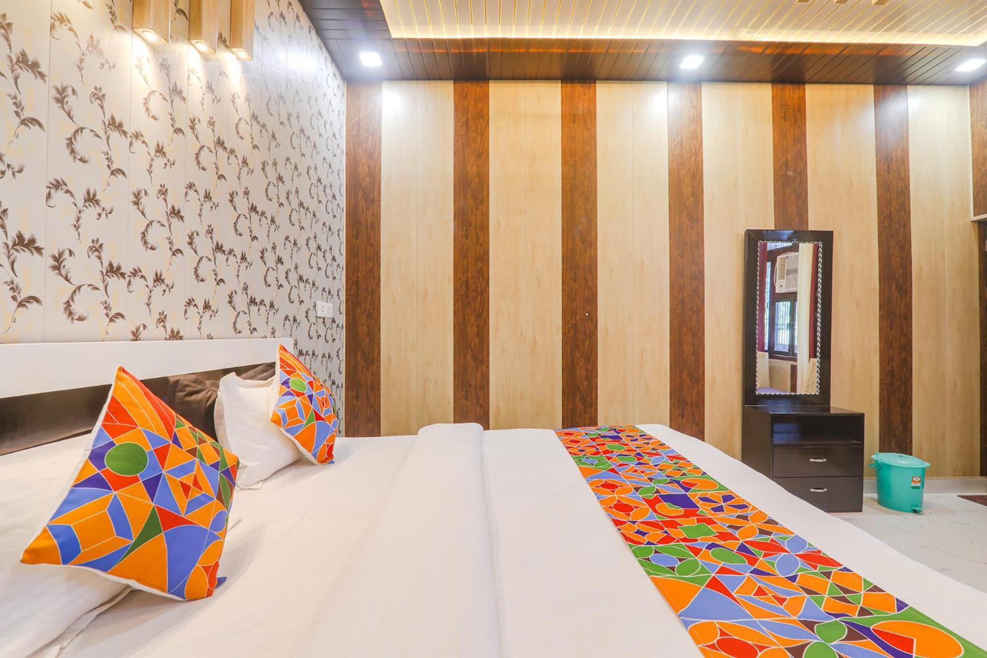 Fabhotel Uma Yugul Ayodhya Bagian luar foto